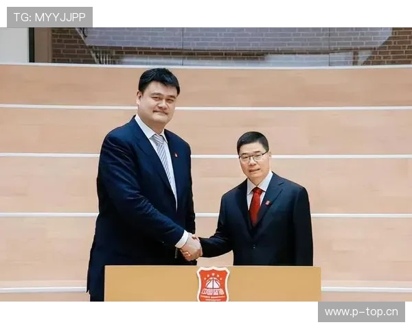 西安机场偶遇姚明引发热议球迷纷纷合影留念分享精彩瞬间